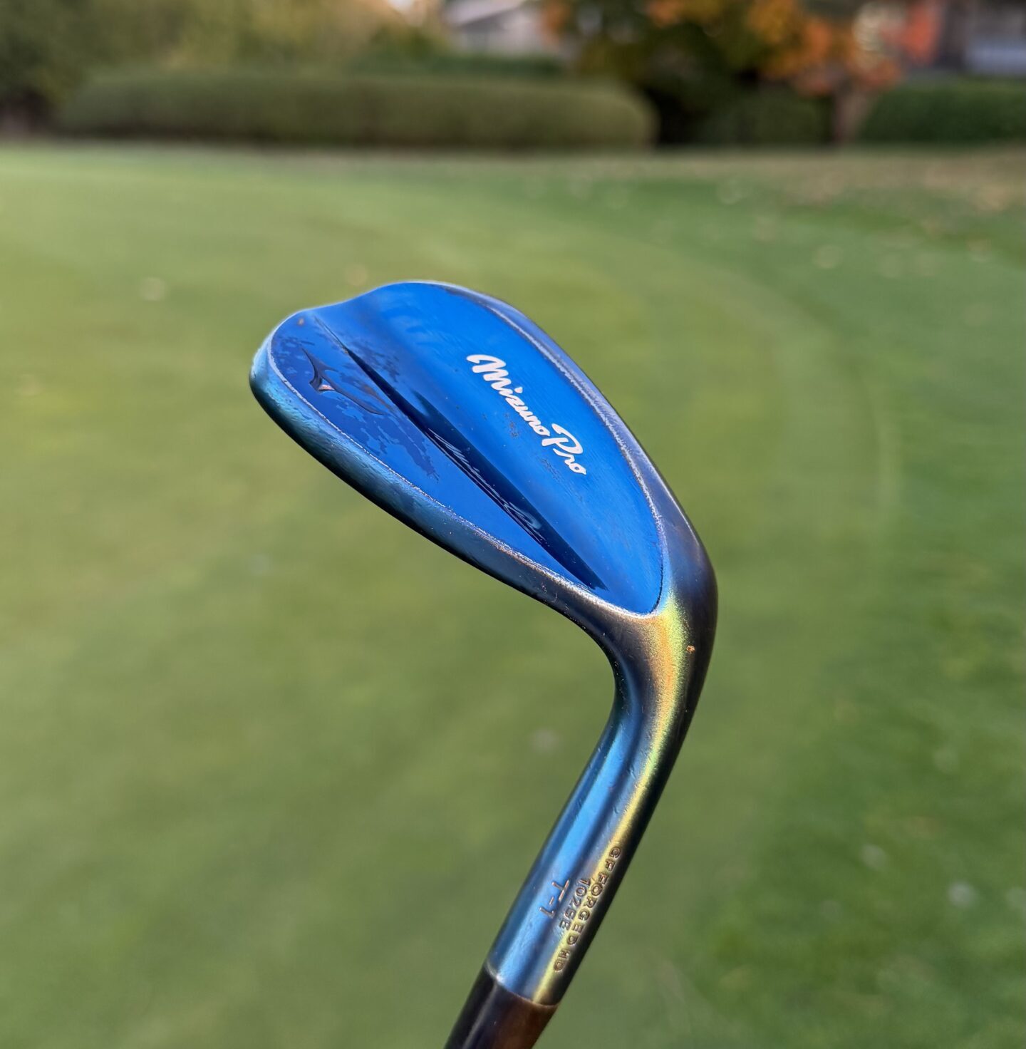 Dos d’un wedge Mizuno Pro T1 à finition bleue.