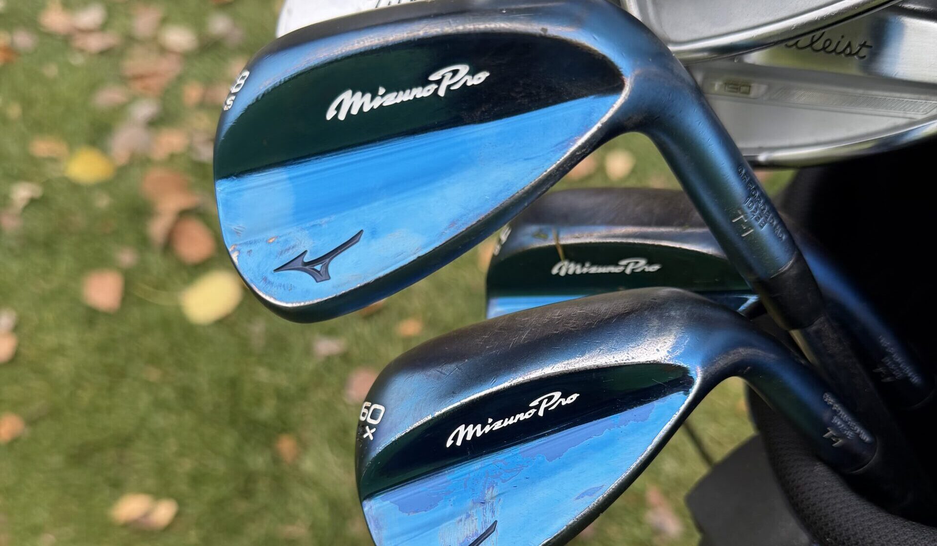Wedges Mizuno Pro T1 à finition bleue, vus de dos.