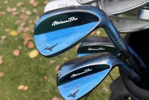 Wedges Mizuno Pro T1 à finition bleue, vus de dos.